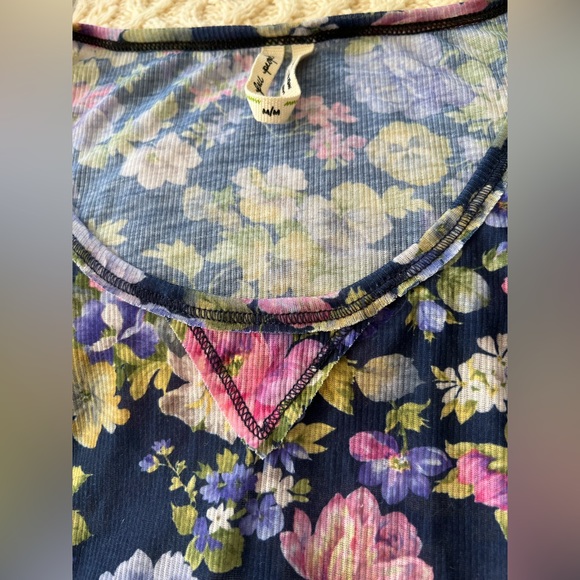 Free People floral Long Sleeve T-Shirt Top size M - Picture 2 of 3